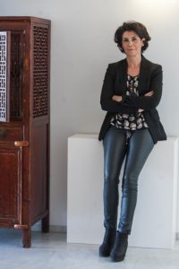 Ana Serratosa posando en su galería de arte