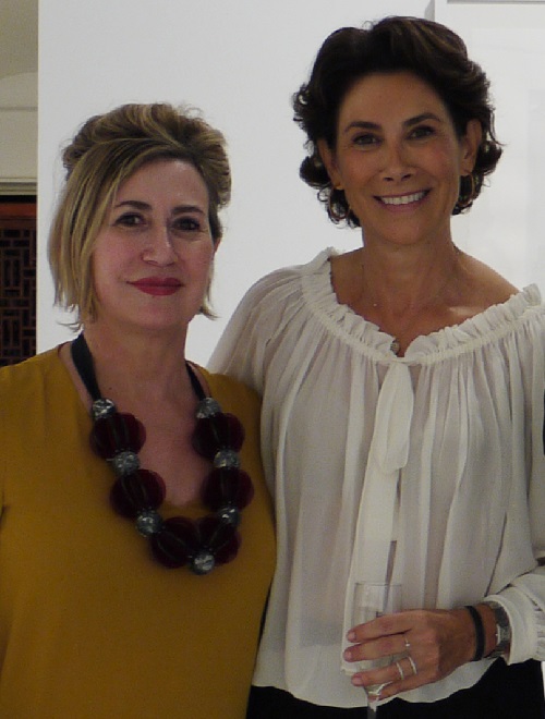 Carmen Calvo (izquierda) y Ana Serratosa en la exposición de Bernardí Roig, celebrada en Valencia el pasado otoño. 