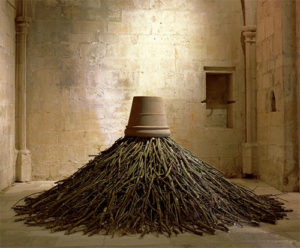 Instalación realizada con ramas por el artista Bob Verschueren en el Priorato de Salagon.