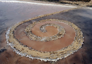 Intervencion "Spiral Jetty" realizada en 1970 por el artista Robert Smithson en EE.UU.