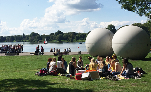 "Giant Pool Balls" del artista Claes Oldenburg junto al lago Aasee (Münster)