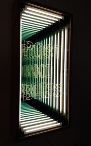 "Post no bills" (2016) de Iván Navarro. Luz Fluorescente, LED, caja de madera de roble y espejo.